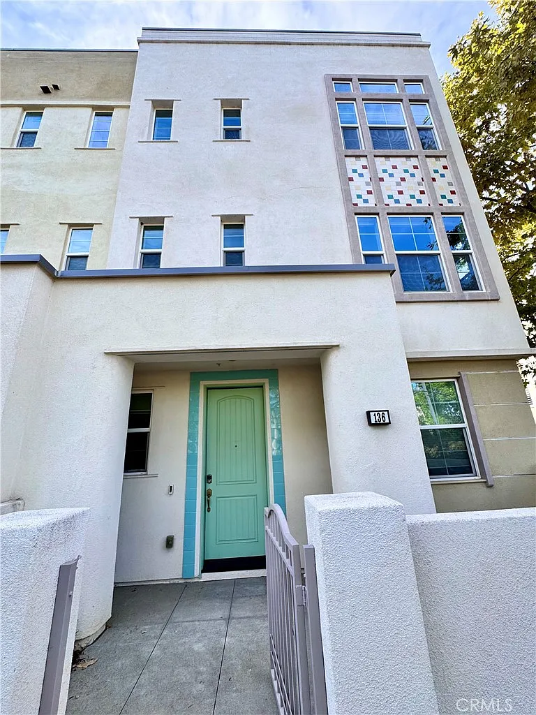 3 bed, 3.5 bath, 1939 sqft, $4,800 — Photo 2