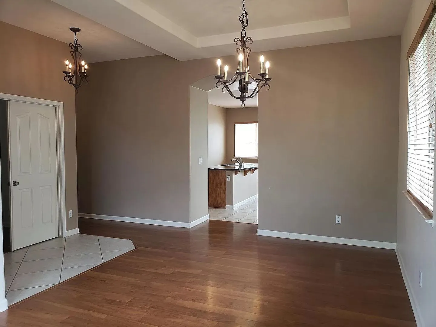 Executive 4 Bedroom, 2 Bath, 1977 sqft. Home for Lease in Anatolia — Photo 2
