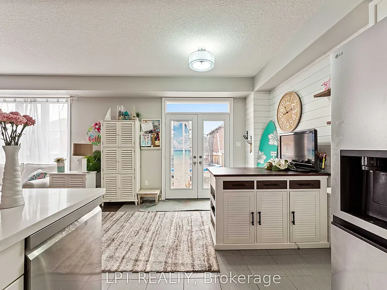 82 Nathan Cres — Photo 17