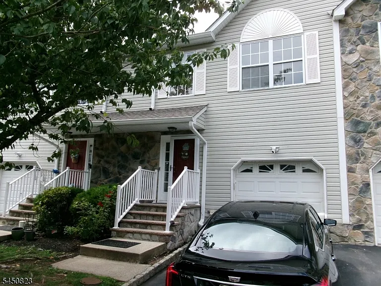 31 Victoria Dr — Photo 1