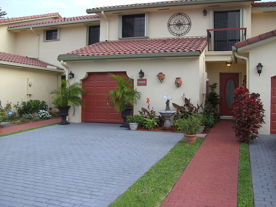 Beautiful Lakeview Townhouse in Davie, FL
