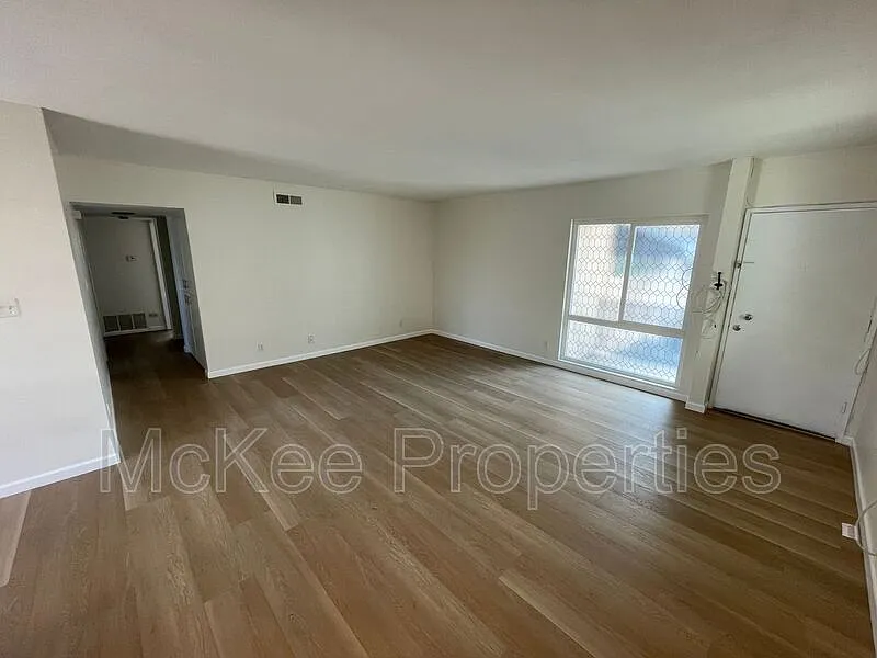 3 bed, 2.0 bath, 970 sqft, $3,895 — Photo 3