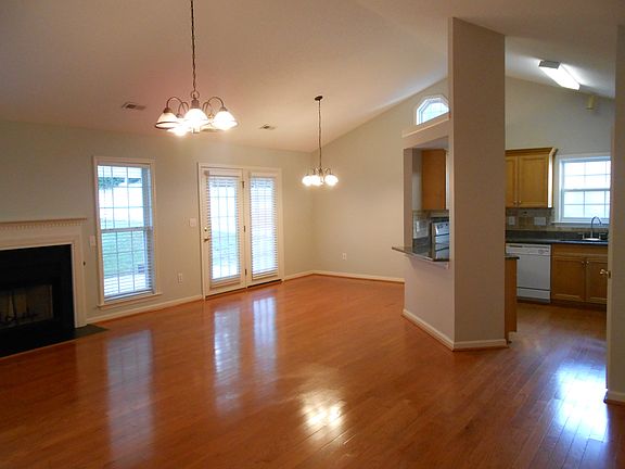 2nd image of 310 N Autumn Crest Pl