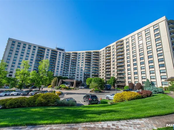 2 Clairidge Dr #3NW, Verona, NJ 07044
