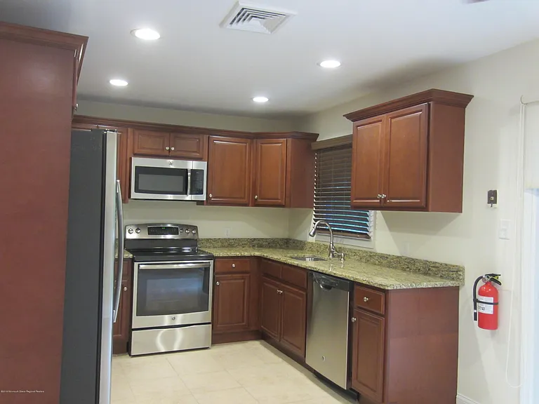 22 Lasatta Ave #2B — Photo 4