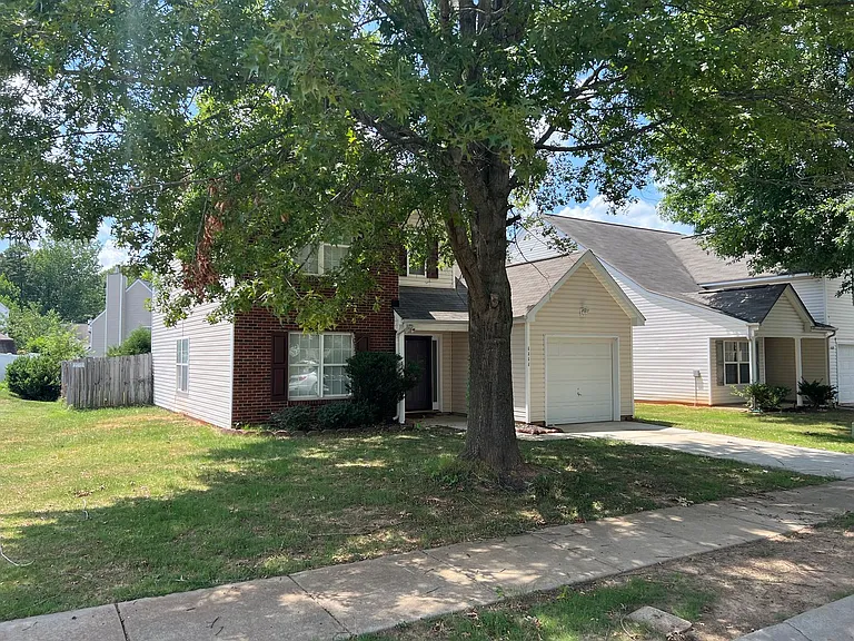1111 Delander Ln — Photo 2