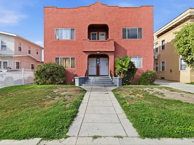 707 W 48th Street — Photo 19