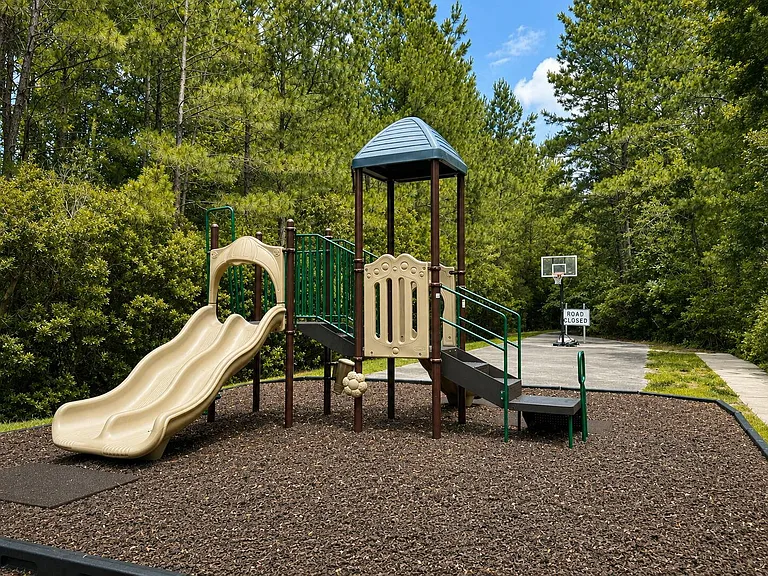 1107 Bennington Dr — Photo 24