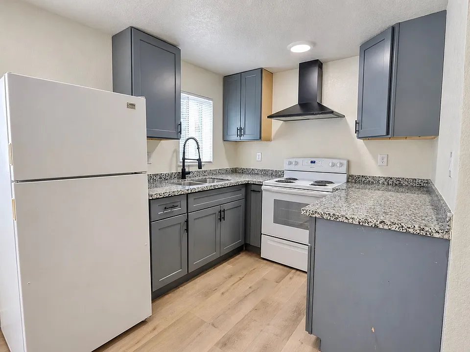 2030 Sunrise Ave #8