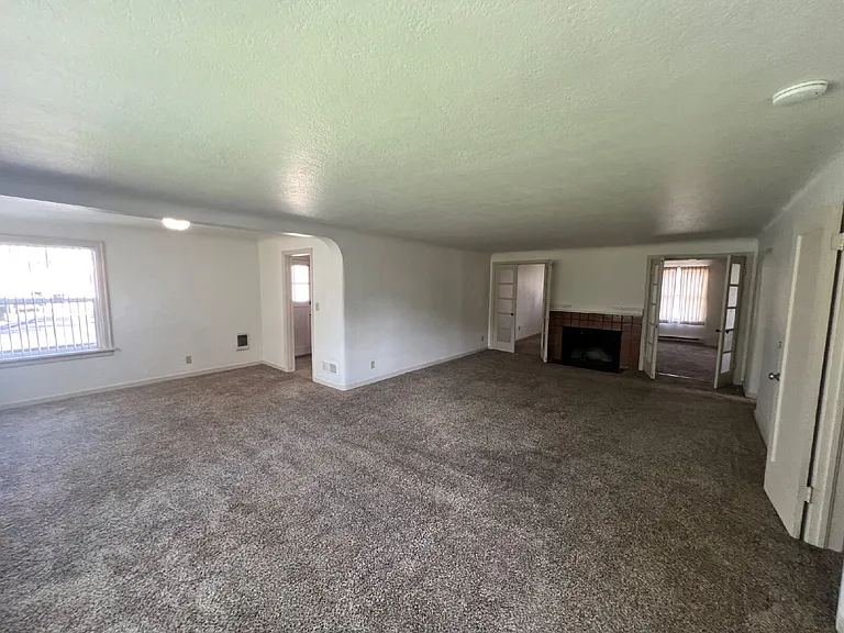2307 Willamette St — Photo 2