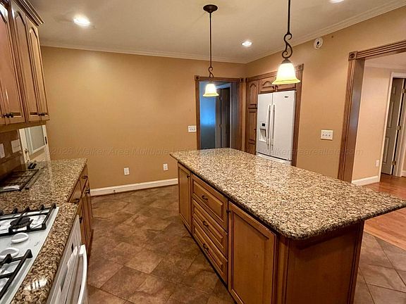 4th image of 207 Laurel Ln