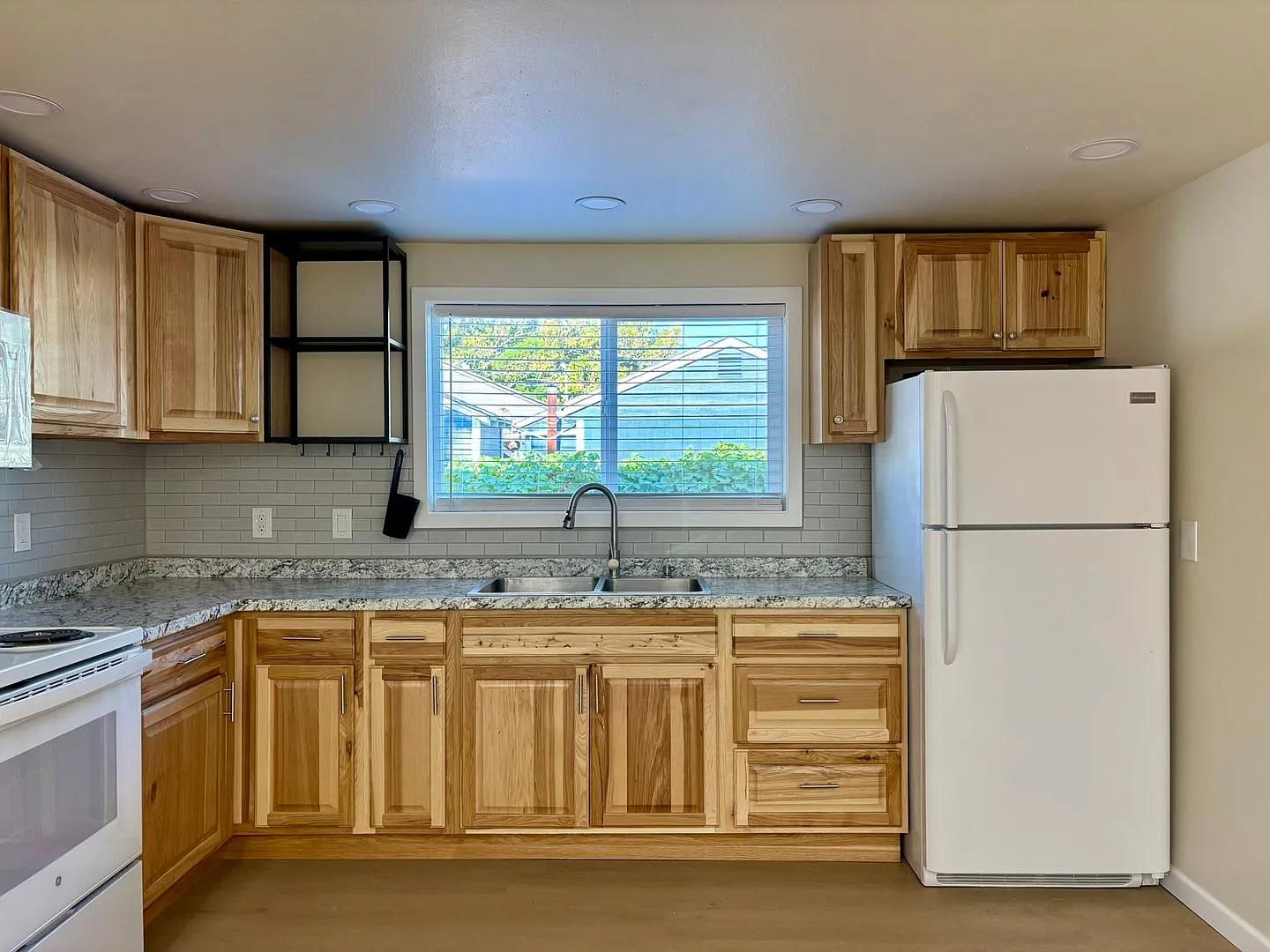 R106 Lincoln Street — Photo 4