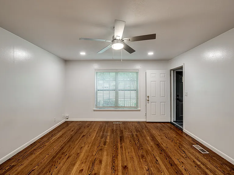 4620 N Harvey Pkwy — Photo 16