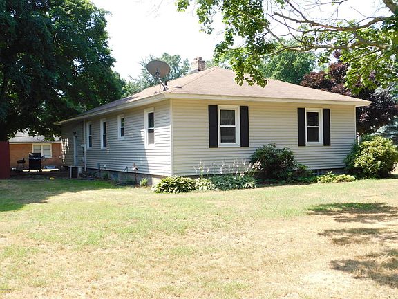4th image of 751 Plasman Ave