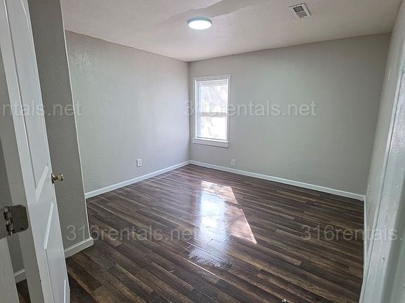 5th image of 714 N Ash St