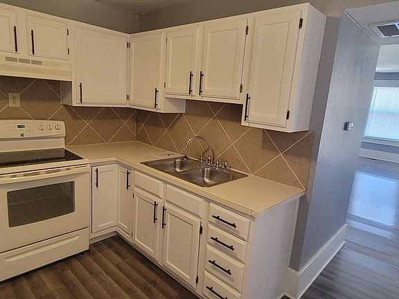 4th image of 522 N School St