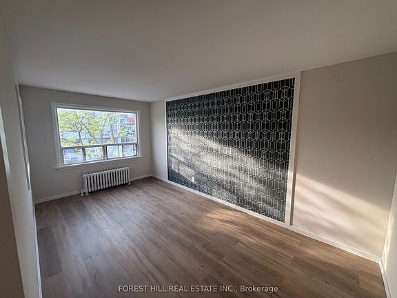 3rd image of 245 Lakeshore Rd E #3