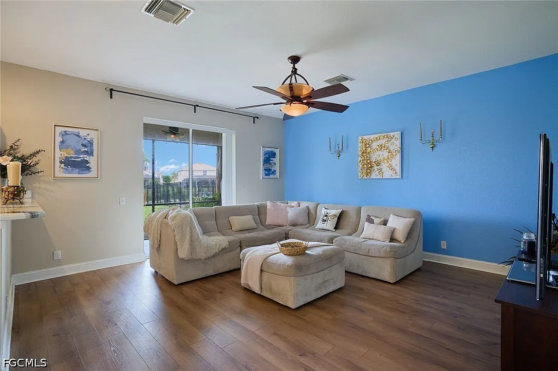 4 bed, 2.5 bath, 2525 sqft, $2,500 — Photo 3