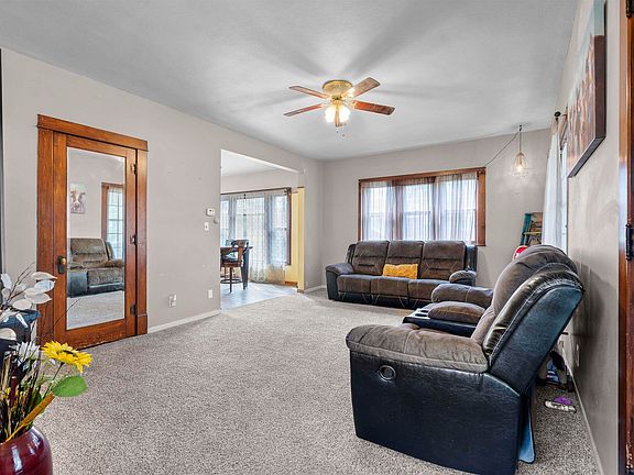 4th image of 511 1st Ave NE