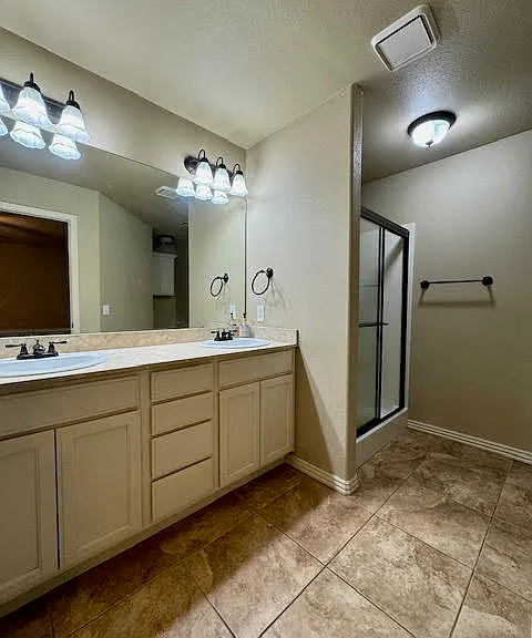 592 N Longfellow Ln — Photo 17