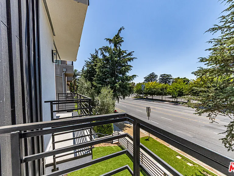 6702 Balboa Blvd #1 — Photo 24