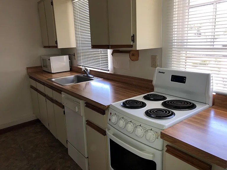1243 Ridgewood St — Photo 4