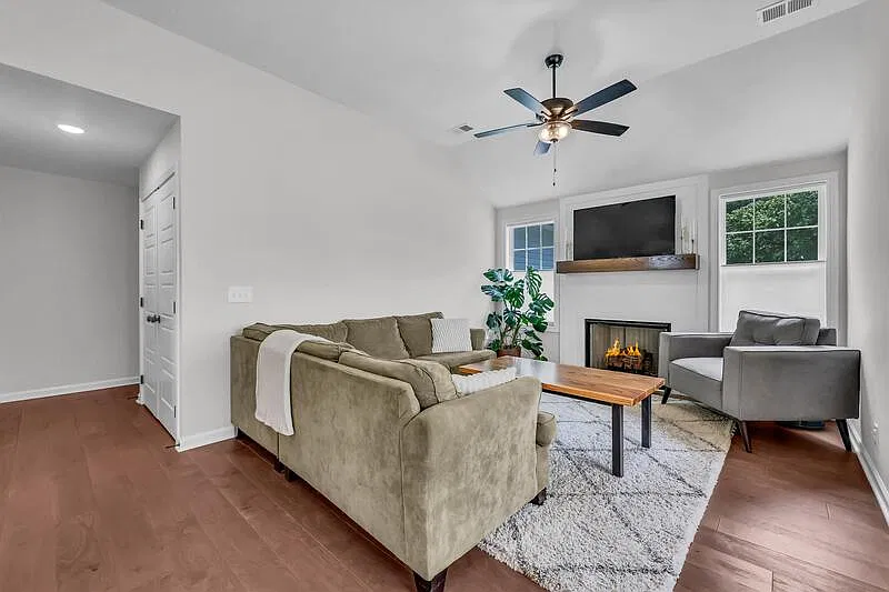3 bed, 2.0 bath, 1209 sqft, $1,830 — Photo 2