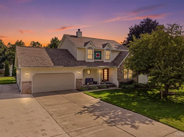 9380 Englishman Dr, Fenton, MI 48430