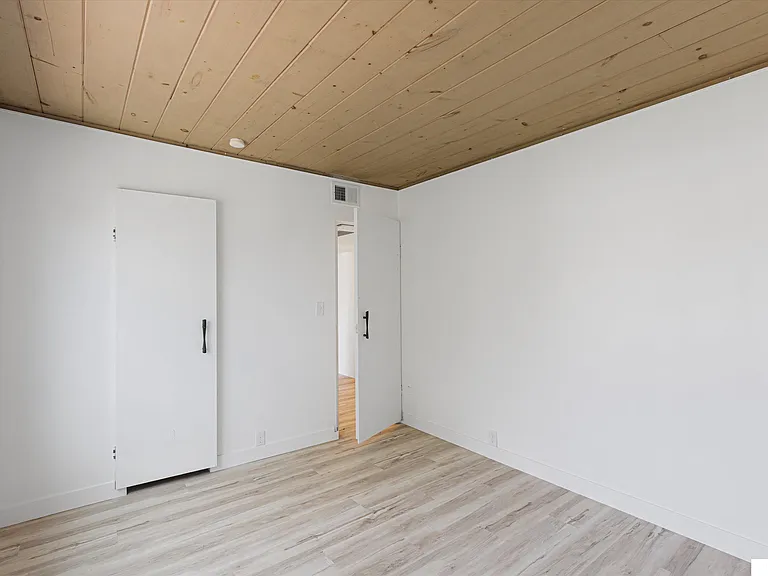 1635 E St — Photo 12