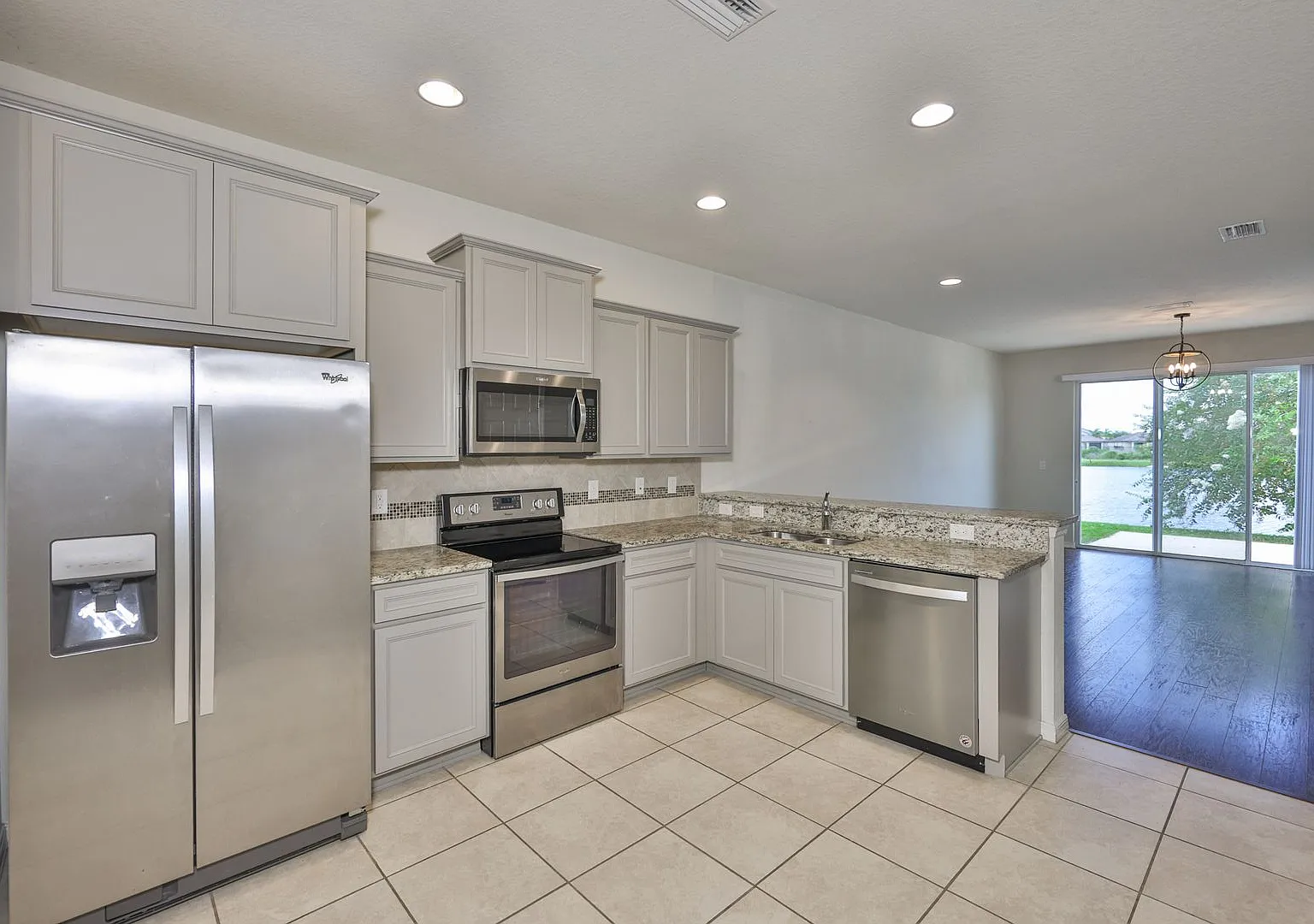 Beautiful Townhome at Magnolia Park! — Photo 4