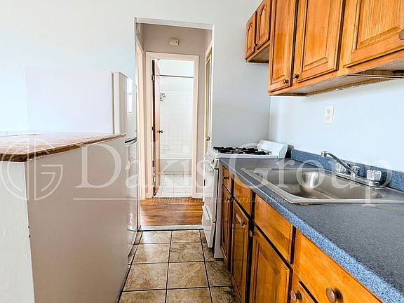 4th image of 23-33 32nd St #510