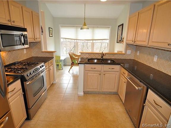 4th image of 71 Katherine Ct #71