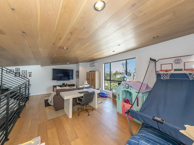 2506 S Wilson Ave — Photo 33