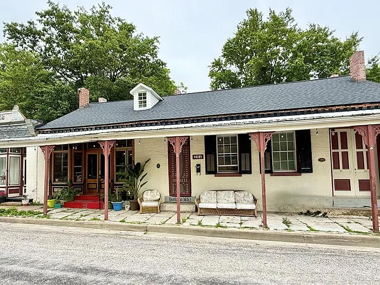 301 W Laurel St — Photo 1
