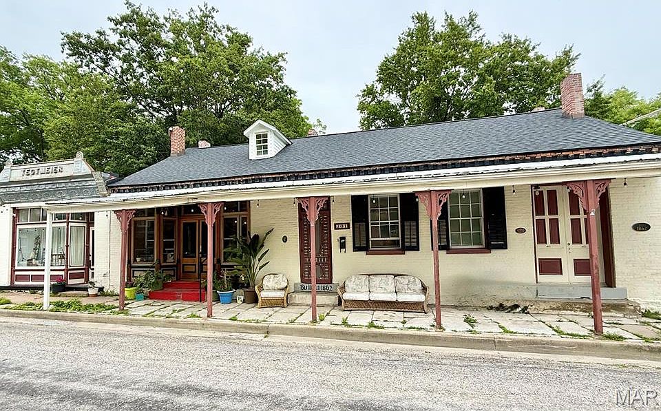 1st image of 301 W Laurel St