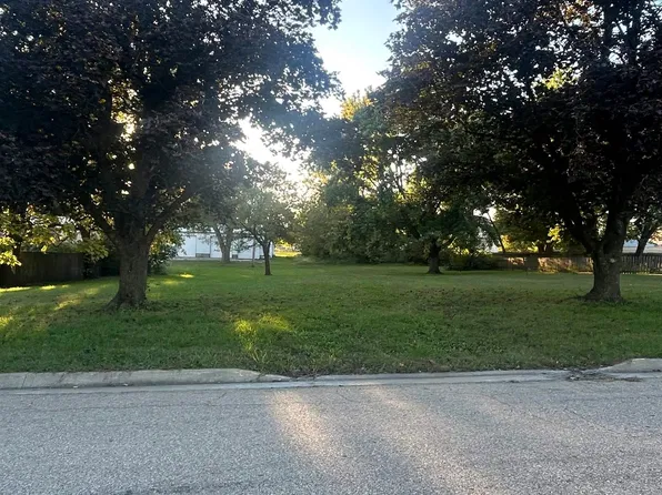 409 Howard St, Effingham, KS 66023