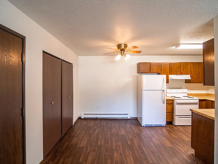 Rosser Apartments — Photo 11