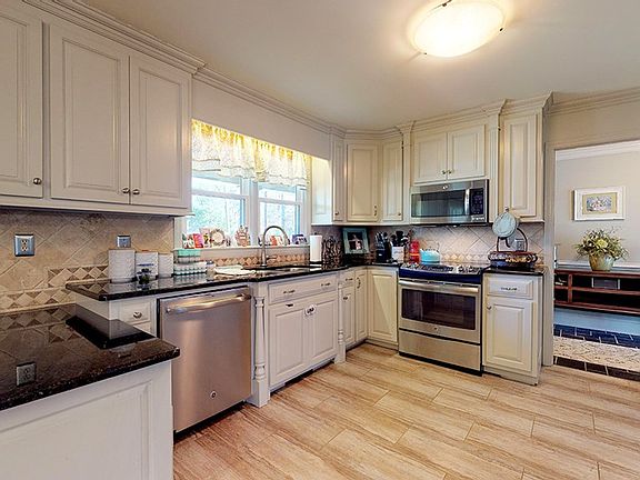 3rd image of 204 Whittington Dr