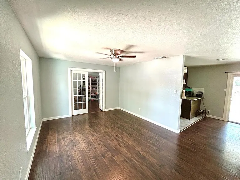 4111 Judivan — Photo 3