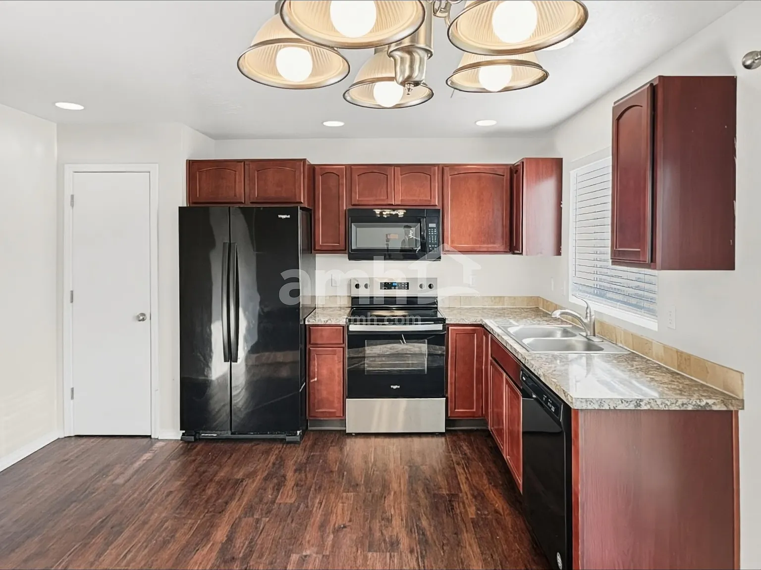 3 bed, 2.5 bath, 1656 sqft, $2,260 — Photo 3