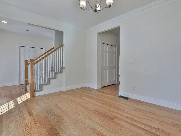 22 Reeds Ferry Way — Photo 9