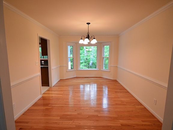 4th image of 1010 Plymouth Dr