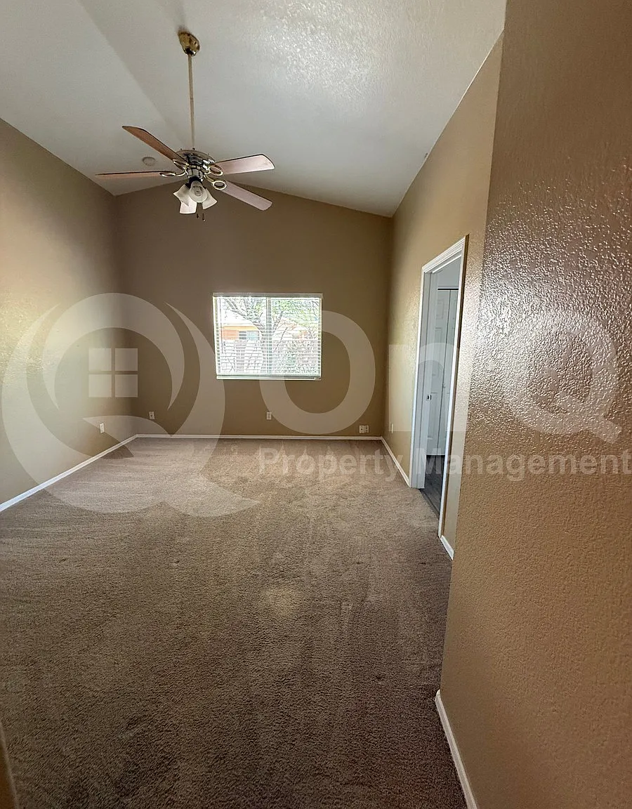 4 bed, 2.0 bath, 1925 sqft, $1,975 — Photo 2