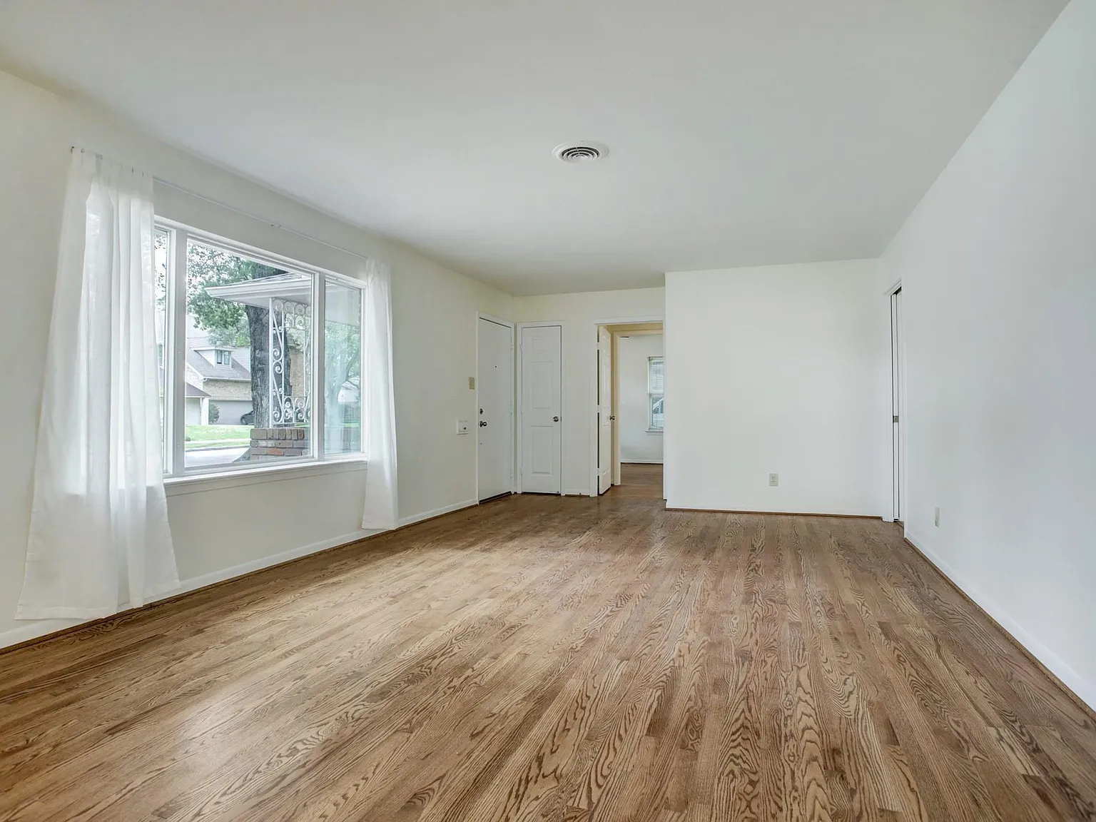 3 bed, 2.0 bath, 1940 sqft, $3,200 — Photo 4