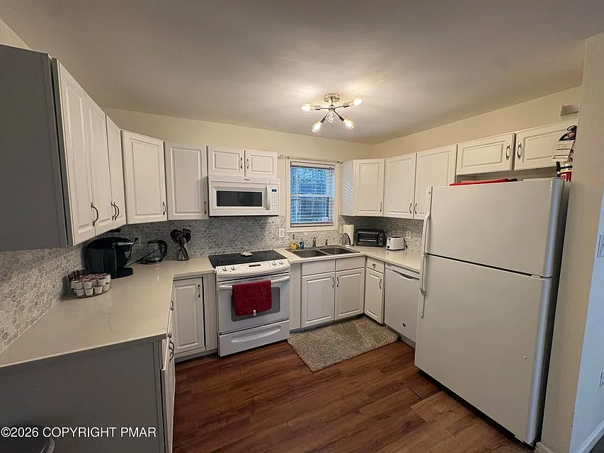 3 bed, 1224 sqft, $1,950 — Photo 2