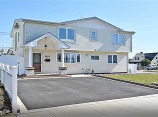 47 Falcon Ln, Levittown, NY 11756