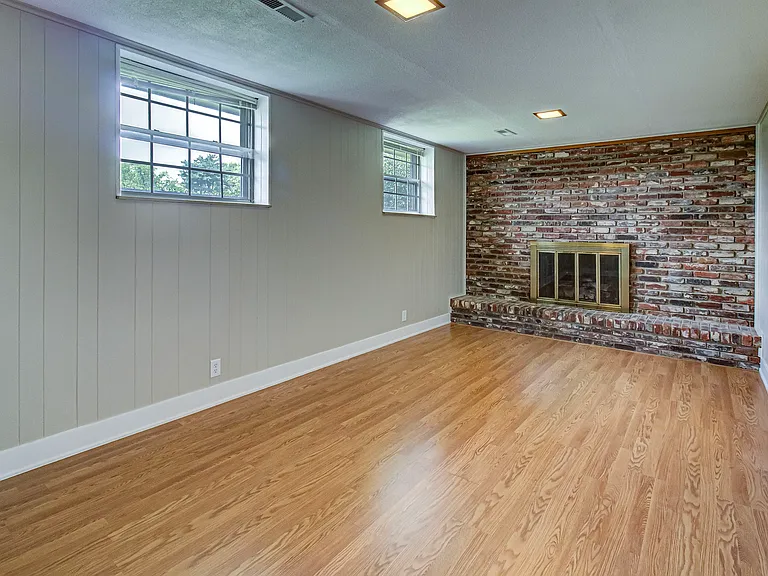 9521 Mobile Dr — Photo 33