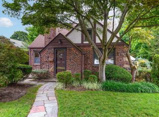 5 Margot Pl, Great Neck, NY 11023