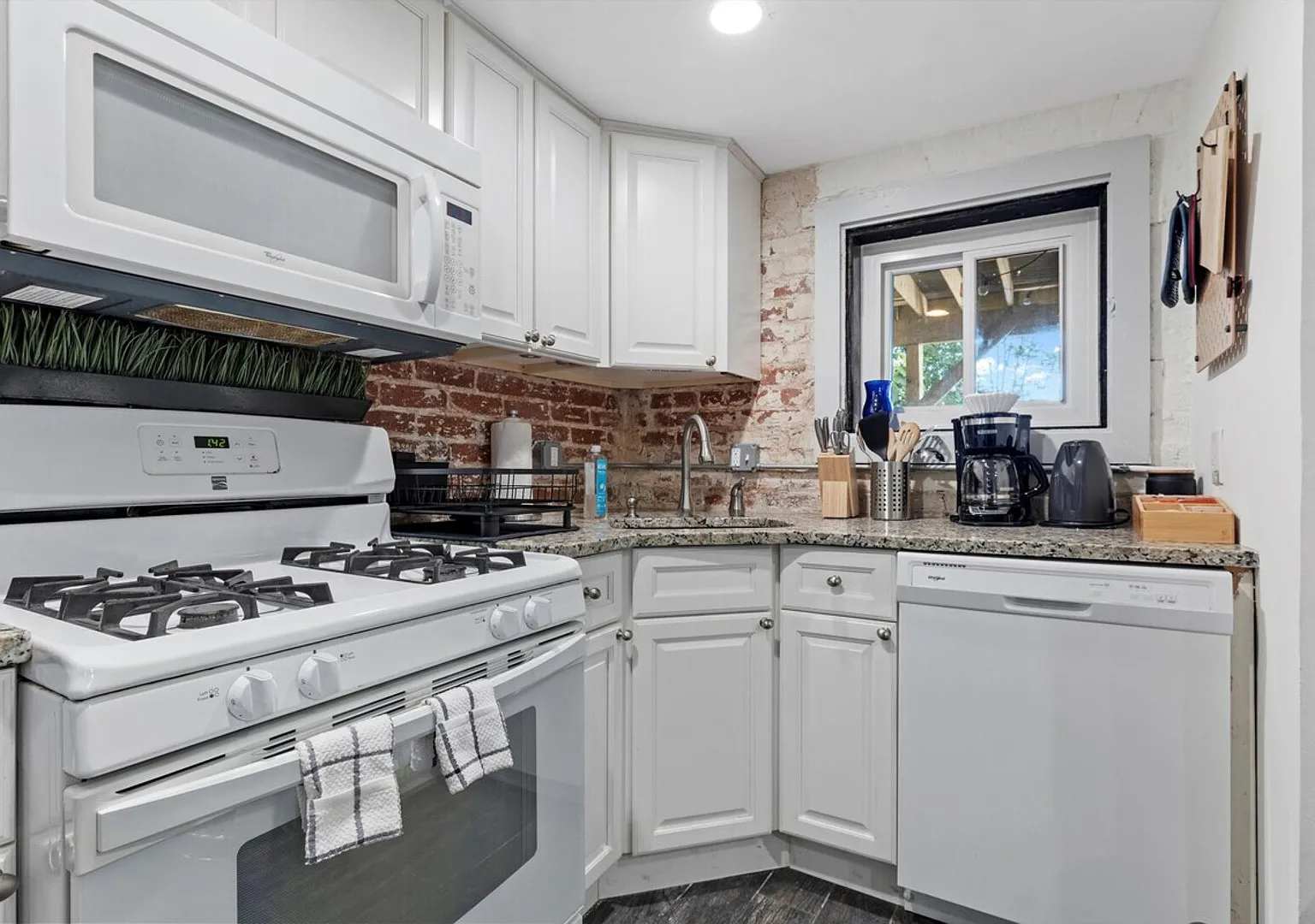 Cheery Flat in Adams Morgan - Mt Pleasant — Photo 4