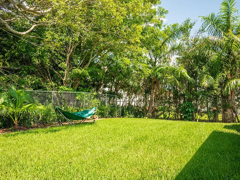 2247 Pineland Ave — Photo 42